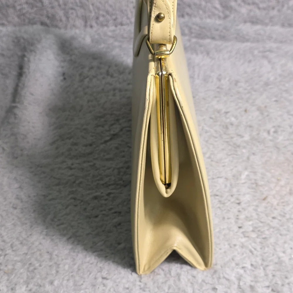 Triangle New York‎ Vintage MCM Handbag Leather Lined Cream Gold Kiss Lock